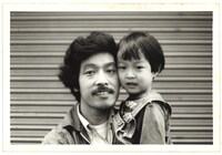 若き日の高田渡（左）と幼き日の高田漣（右）。