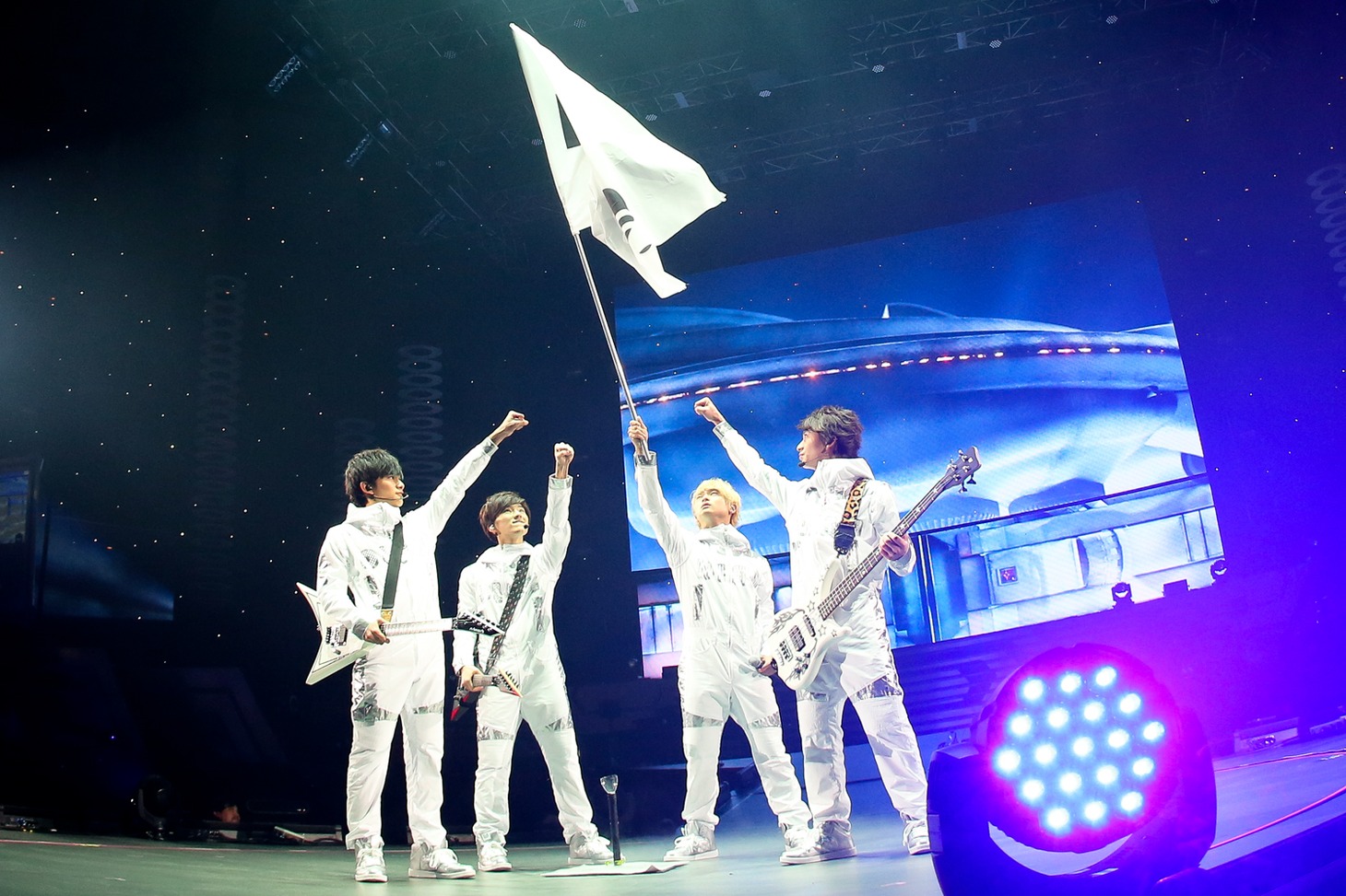 DISH//「DISH// 日本武道館単独公演 '15 元日 ～尖った夢の先へ～」の様子。