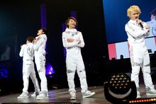 DISH//「DISH// 日本武道館単独公演 '15 元日 ～尖った夢の先へ～」の様子。