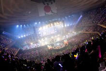 DISH//「DISH// 日本武道館単独公演 '15 元日 ～尖った夢の先へ～」の様子。