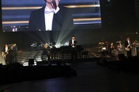 「好きになってくれてありがとう」を披露するDISH//。