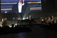 「好きになってくれてありがとう」を披露するDISH//。