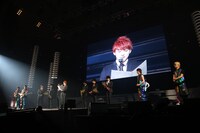 超特急のユーキがDISH//への手紙を読み上げる様子。