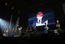 超特急のユーキがDISH//への手紙を読み上げる様子。