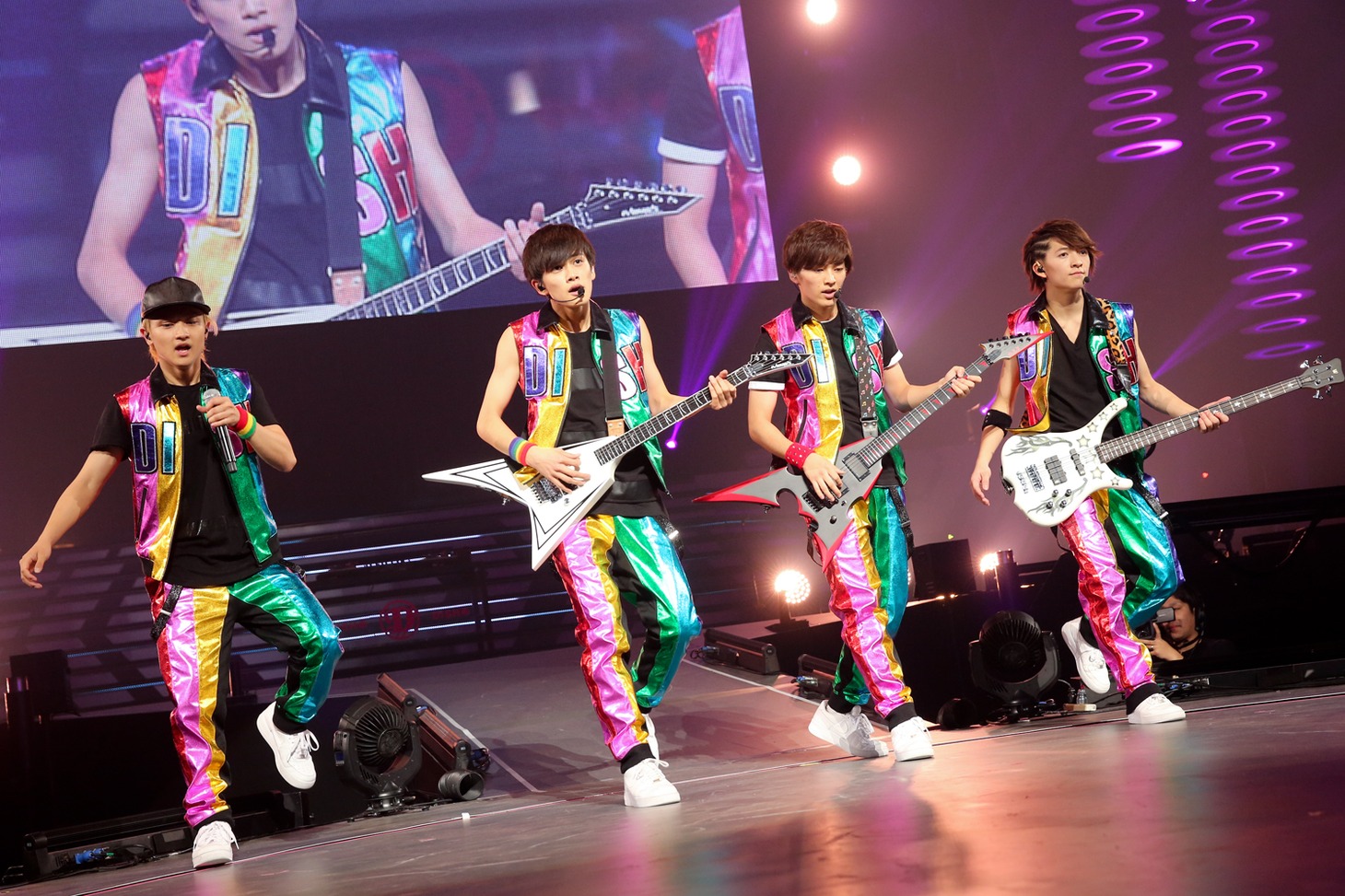 DISH//「DISH// 日本武道館単独公演 '15 元日 ～尖った夢の先へ～」の様子。