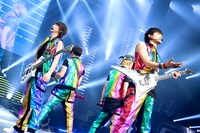 DISH//「DISH// 日本武道館単独公演 '15 元日 ～尖った夢の先へ～」の様子。