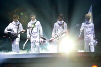 DISH//「DISH// 日本武道館単独公演 '15 元日 ～尖った夢の先へ～」の様子。