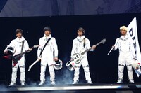 DISH//「DISH// 日本武道館単独公演 '15 元日 ～尖った夢の先へ～」の様子。