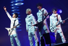 DISH//「DISH// 日本武道館単独公演 '15 元日 ～尖った夢の先へ～」の様子。