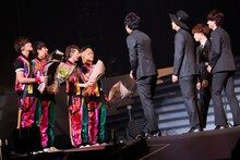 超特急から花束を受け取るDISH//。