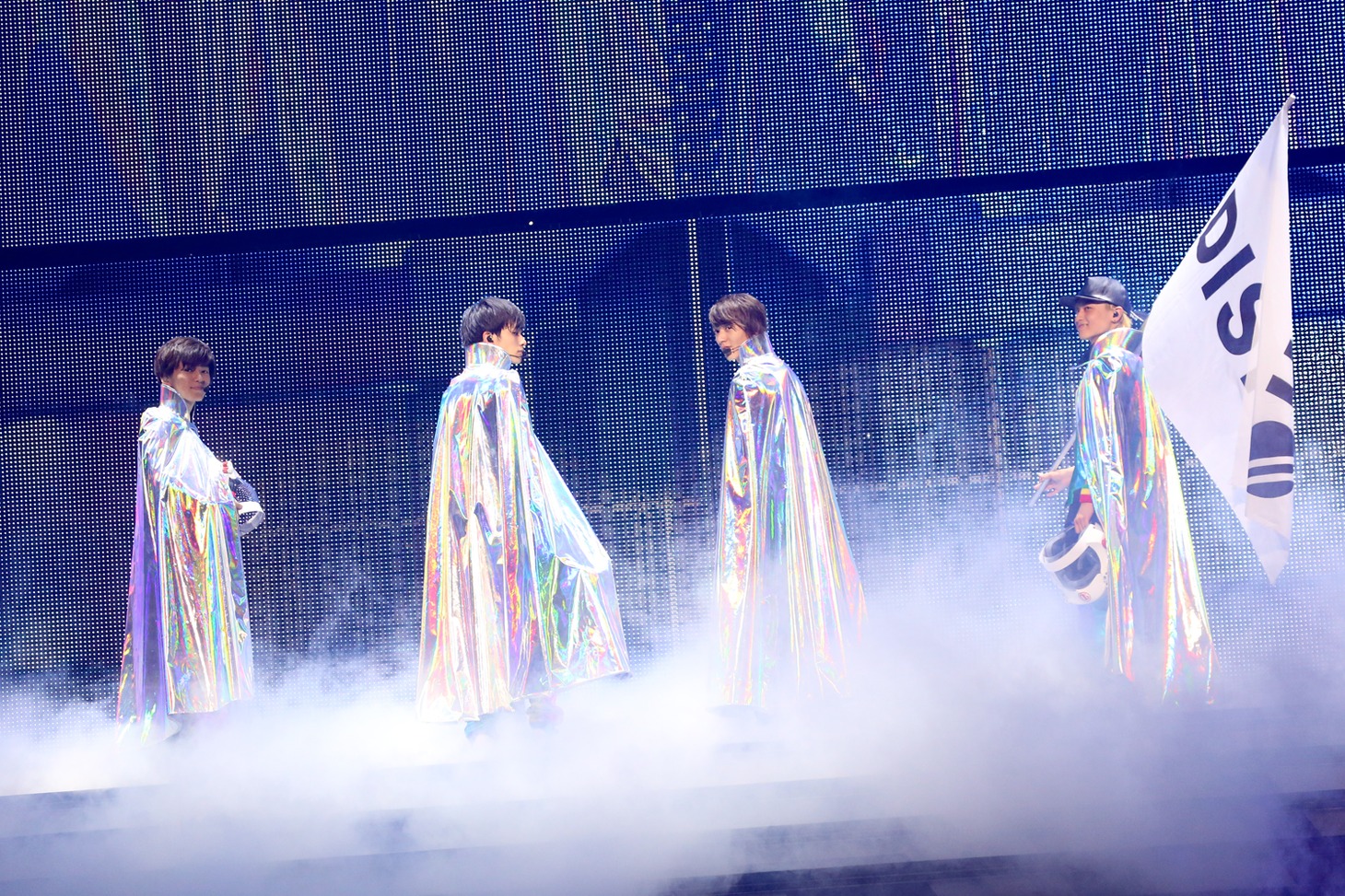 DISH//「DISH// 日本武道館単独公演 '15 元日 ～尖った夢の先へ～」の様子。