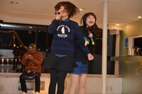 リハーサル中にじゃれるKaede（左）とNao☆（右）。