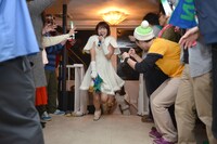 客席からステージへと向かうNegicco。