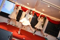 揺れる船の上で元気にパフォーマンスするNegicco。