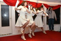 「圧倒的なスタイル」恒例のラインダンスではジャンプすると船が揺れるため飛ばないよう注意を促すMegu（右）。