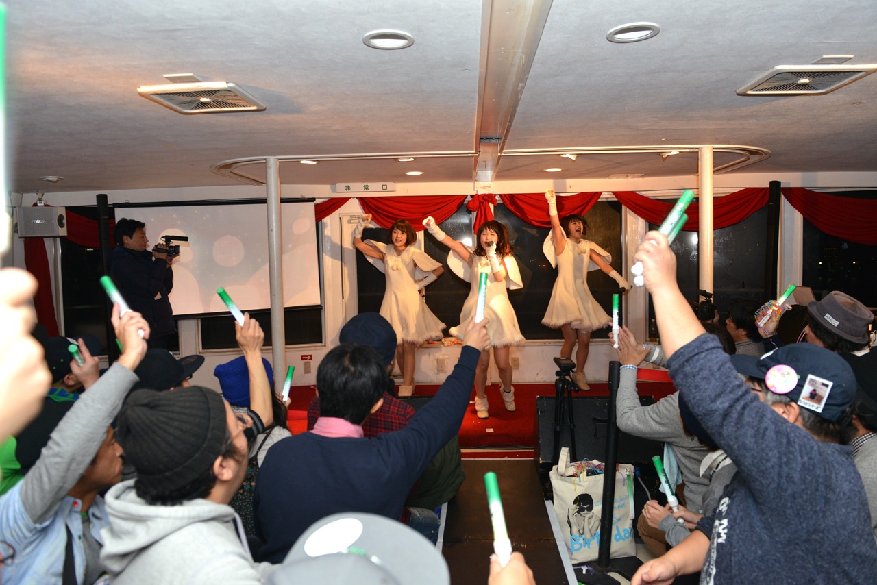 「Negicco COUNT DOWN 2014-2015 HAPPY NEW NEGIII!」の様子。