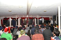 ライブ終了後、私物プレゼント大会を行うNegicco。