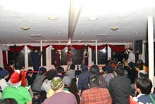 ライブ終了後、私物プレゼント大会を行うNegicco。