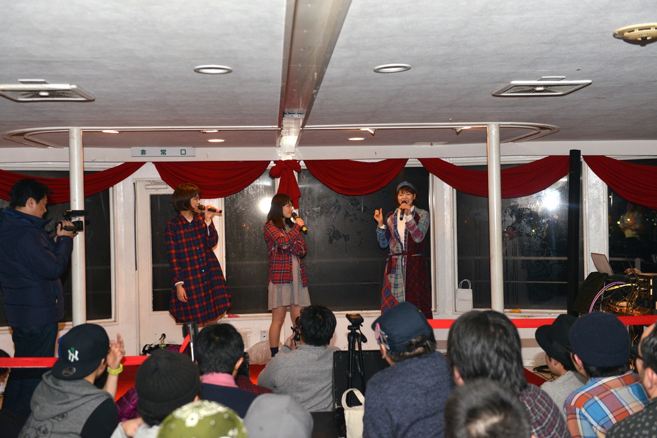 「Negicco COUNT DOWN 2014-2015 HAPPY NEW NEGIII!」の様子。