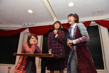 Nao☆（左）とMegu（右）の腕相撲対決はハッキリ勝負が付かず2戦目へ。