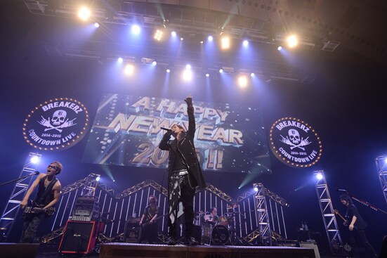 「BREAKERZ COUNTDOWN LIVE 2014-2015」のライブの様子。