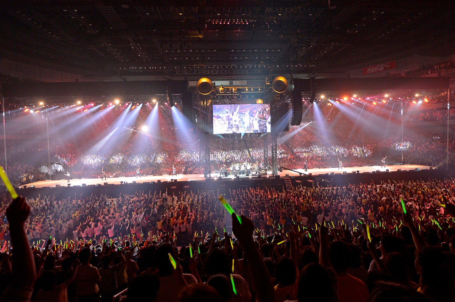 「AEON presents 25th Anniversary DREAMS COME TRUE CONCERT TOUR 2014 -ATTACK25-」広島公演の様子（Photo by KAZUMICHI KOKEI / TEPPEI）。