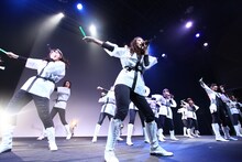 「LinQ年末大感謝祭2014～紅白LIVE合戦～」1日目、白組によるライブの様子。