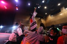 「LinQ年末大感謝祭2014～紅白LIVE合戦～」1日目、白組によるライブの様子。