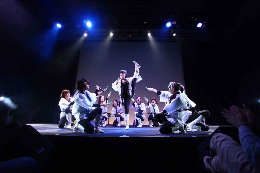 「LinQ年末大感謝祭2014～紅白LIVE合戦～」1日目、白組によるライブの様子。