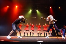 「LinQ年末大感謝祭2014～紅白LIVE合戦～」1日目、紅組による寸劇の様子。