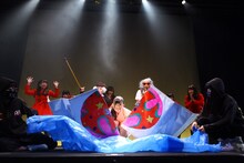 「LinQ年末大感謝祭2014～紅白LIVE合戦～」1日目、紅組による寸劇の様子。