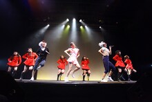 「LinQ年末大感謝祭2014～紅白LIVE合戦～」1日目、紅組によるライブの様子。