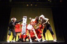 「LinQ年末大感謝祭2014～紅白LIVE合戦～」1日目、紅組による寸劇の様子。