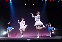 「LinQ年末大感謝祭2014～紅白LIVE合戦～」1日目、白組によるライブの様子。