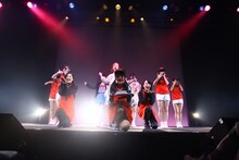 「LinQ年末大感謝祭2014～紅白LIVE合戦～」1日目、白組によるライブの様子。