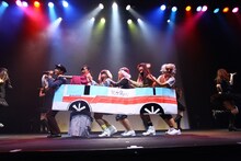 「LinQ年末大感謝祭2014～紅白LIVE合戦～」1日目、紅組によるライブの様子。