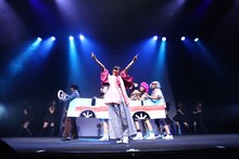 「LinQ年末大感謝祭2014～紅白LIVE合戦～」1日目、紅組によるライブの様子。