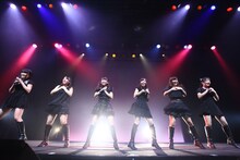「LinQ年末大感謝祭2014～紅白LIVE合戦～」1日目、紅組によるライブの様子。