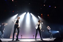 「LinQ年末大感謝祭2014～紅白LIVE合戦～」1日目、白組によるライブの様子。