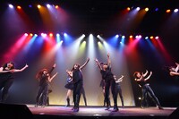 「LinQ年末大感謝祭2014～紅白LIVE合戦～」1日目、白組によるライブの様子。