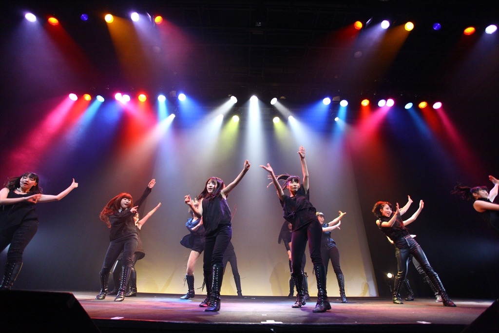 「LinQ年末大感謝祭2014～紅白LIVE合戦～」1日目、白組によるライブの様子。