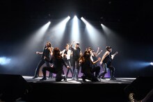 「LinQ年末大感謝祭2014～紅白LIVE合戦～」1日目、白組によるライブの様子。