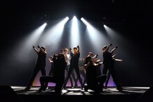 「LinQ年末大感謝祭2014～紅白LIVE合戦～」1日目、白組によるライブの様子。