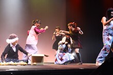 「LinQ年末大感謝祭2014～紅白LIVE合戦～」1日目、紅組による寸劇の様子。