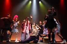 「LinQ年末大感謝祭2014～紅白LIVE合戦～」1日目、紅組による寸劇の様子。