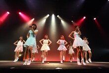 「LinQ年末大感謝祭2014～紅白LIVE合戦～」1日目、白組によるライブの様子。