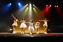 「LinQ年末大感謝祭2014～紅白LIVE合戦～」1日目、白組によるライブの様子。