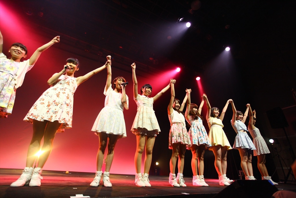 「LinQ年末大感謝祭2014～紅白LIVE合戦～」1日目、白組によるライブの様子。