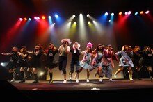 「LinQ年末大感謝祭2014～紅白LIVE合戦～」1日目、紅組によるライブの様子。