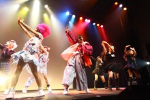 「LinQ年末大感謝祭2014～紅白LIVE合戦～」1日目、紅組によるライブの様子。